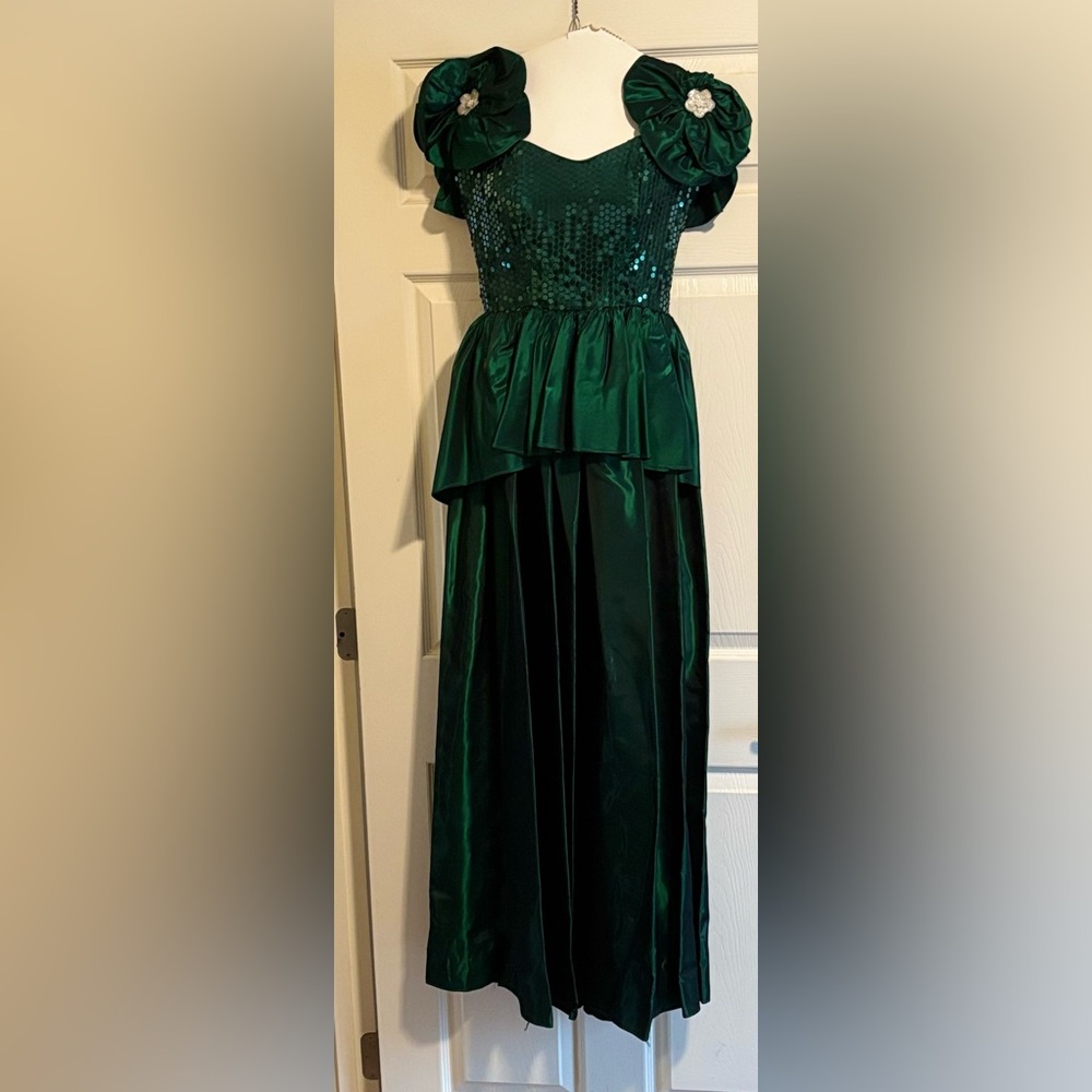 Elegant Green Taffeta Dress with Sequin